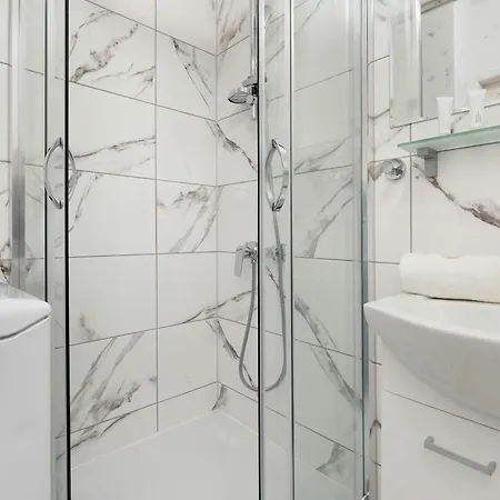 Апартаменты Cosy In Center With Desk For Remote Work By Renters