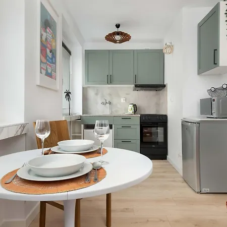 Cosy In Center With Desk For Remote Work By Renters 그디니아