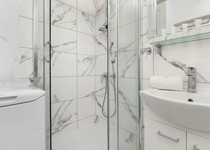 Lägenhet Cosy In Center With Desk For Remote Work By Renters